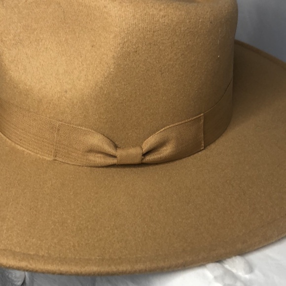 Tan colored wide brim fedora. Vegan Felt. 100% polyester. - Picture 12 of 12